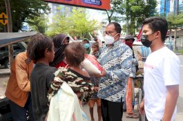 Danny Pomanto Turun Langsung ke Jalan Bagikan Sembako untuk Warga