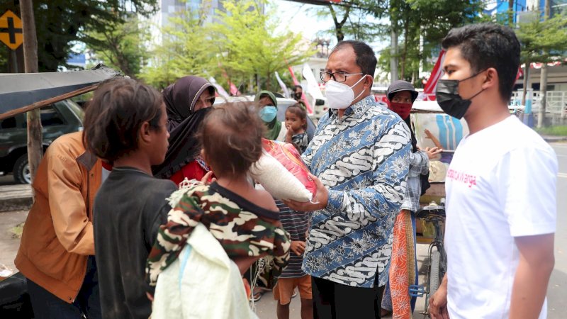 Wali Kota Makassar, Moh. Ramdhan ‘Danny’ Pomanto berbagi sembako kepada warga terdampak pandemi covid 19 di jl Ratulangi, Jumat, (6/8).