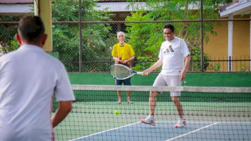 Aksi Bupati Barru, Suardi Saleh, saat bermain tenis lapangan.