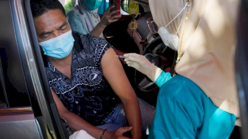 Kalla Toyota melaksanakan vaksinasi secara drive thru yang berlokasi di Pantai Akkarena.