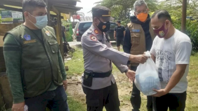 Pemprov Sultra Bagikan Sembako ke Janda-Duda, Warga yang Kehilangan Pekerjaan Ikut Jadi Sasaran