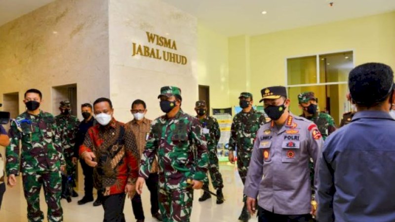 Plt Gubernur Dampingi Panglima TNI dan Kapolri Tinjau Fasilitas Isolasi Terintegrasi di Asrama Haji Sudiang