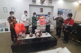 Tonasa Peduli, Bagikan Life Jacket dan Mimbar Masjid untuk Warga