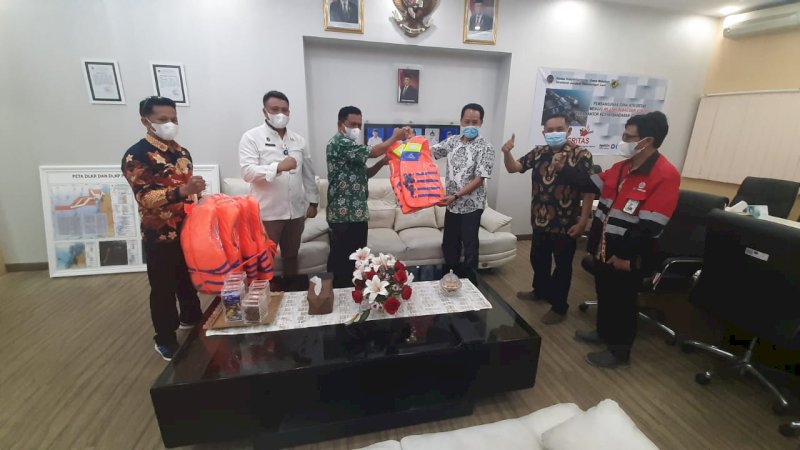 Kanit CSR PT Semen Tonasa, Harun Diming menyerahkan secara simbolis 45 life jacket atau baju pelampung yang diterima langsung oleh Kepala Kantor Kesyahbandaran Utama Makassar, Ahmad ,di Bertempat di kantor Kesyahbandaran Utama Makassar, Jum'at (06/08),
