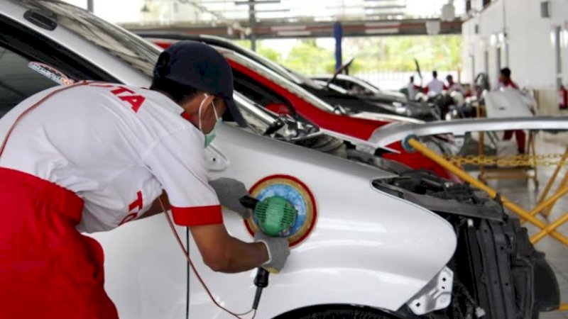 Teknisi Bengkel Bodi & Cat Kalla Toyota saat melakukan perawatan pada kendaraan pelanggan.