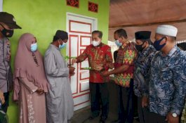 Bupati Sidrap Serahkan Bantuan Bedah Rumah Baznas