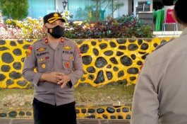 Terpaksa Menggunakan Ponsel di Pinggir Jalan? Sebaiknya Pegang Erat-Erat