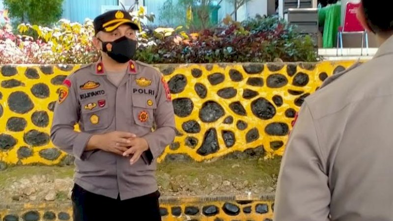 Terpaksa Menggunakan Ponsel di Pinggir Jalan? Sebaiknya Pegang Erat-Erat