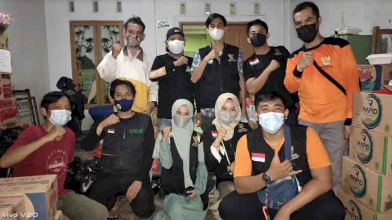Relawan Pendidikan Baznas Makassar Ikut Bagikan Sembako kepada Korban Kebakaran Jalan Muhammad Tahir