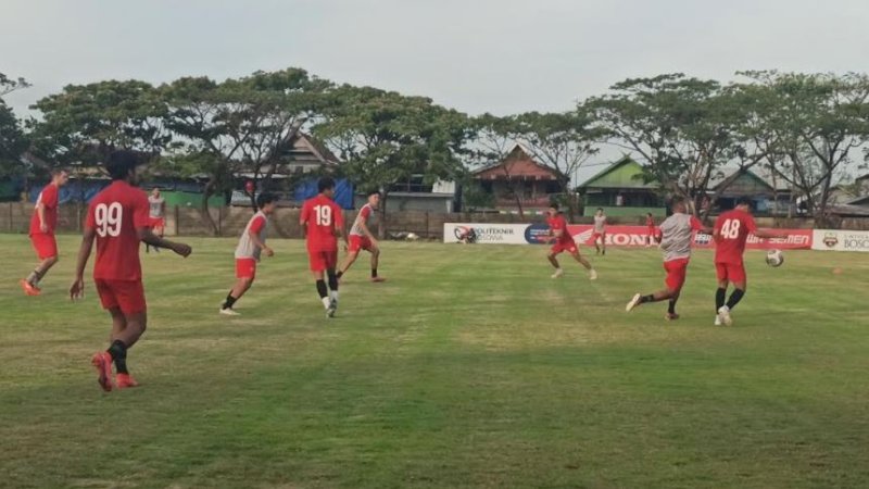 Skuat PSM Makassar saat menjalani latihan di Lapangan Bosowa Sport Center Makassar, Jumat (13/8/2021).