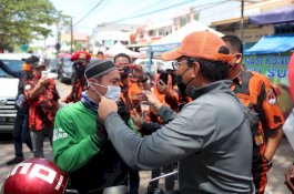 Putus Mata Rantai Penularan Covid 19, Danny Bagi 7.600 Masker Buat Pengendara di Pasar Antang