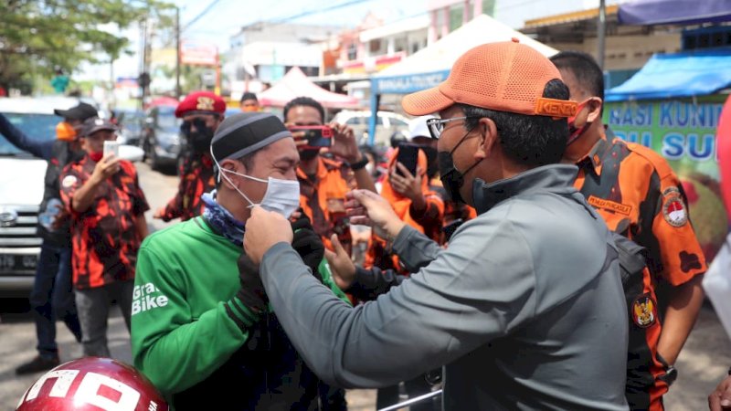 Wali Kota Makassar,  Danny Pomanto bagikan masker ke warga di depan pasar Antang, Kecamatan Manggala, (15/8/2021).