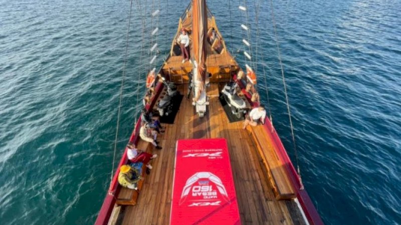 Sambut Hari Kemerdekaan, Astra Motor Sulsel Gelar Konser di Atas Kapal Pinisi