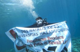 17 Penyelam Unhas Kibarkan Bendera Merah Putih di Dasar Laut Dekat Lukisan Garuda di Dadaku