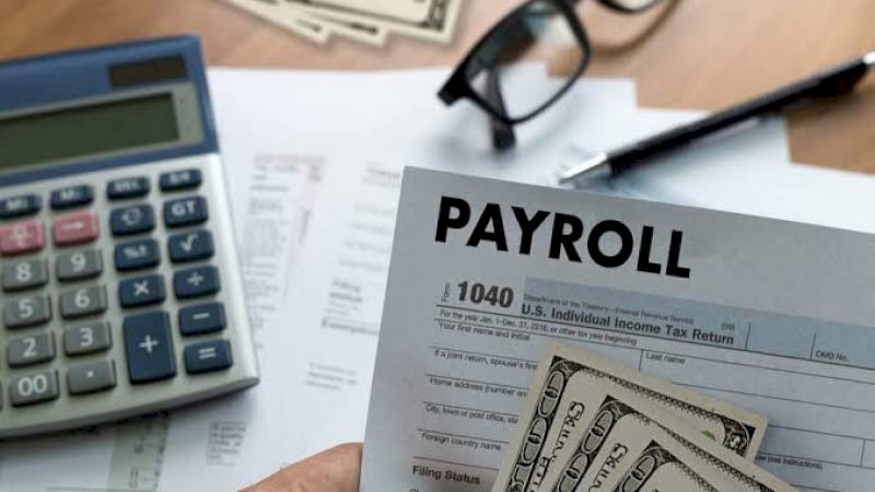Selain mengatur gaji pokok, payroll software juga bisa digunakan untuk mengatur upah lain yang didapatkan karyawan, seperti THR. 