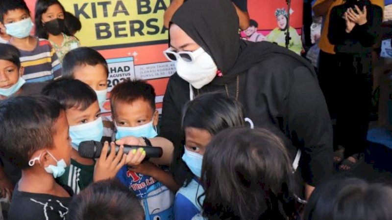 Warung Sedekah Makassar (WSM) saat menghibur anak-anak korban kebakaran Kampung Lepping.