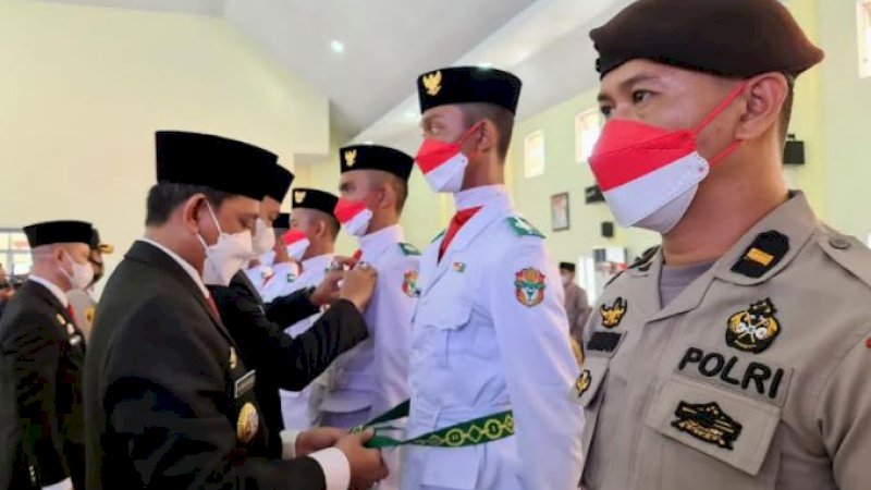 Pasukan pengibar bendera pusaka (Paskibraka) tingkat Pemerintah Kabupaten (Pemkab) Wajo menjalani pengukuhan di Ruang Pola Kantor Bupati Wajo, Senin (16/8/2021). 