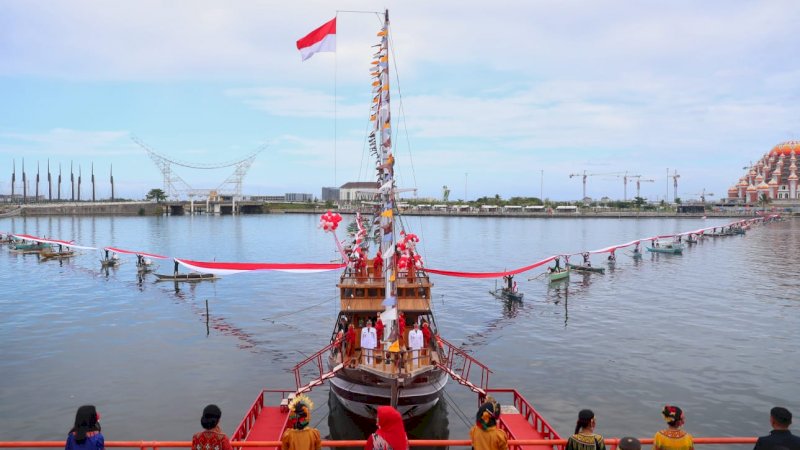 Pemerintah Kota Makassar  membentangkan bendera merah putih  sepanjang 1.000 meter yang di lakukan oleh gabungan nelayan,aparat TNI/Polri dan juga para penari di atas kapal pinisi di Losari,Selasa (17/8/2021).