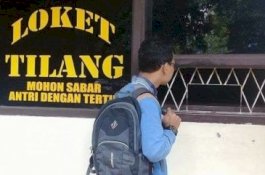 Mata Sopir Berkaca-kaca Uang Koinnya Ditolak Bayar Denda Tilang, Tindakan Polisi Ini Bikin Haru