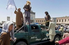 Warga Afghanistan yang Putus Asa Berpegangan pada Pesawat yang Lepas Landas, Lima Tewas