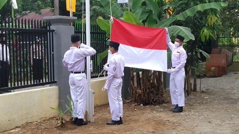 Upacara pengibaran bendera merah putih di pondok pesantren milik Ustaz Basri, Selasa (17/8/2021).
