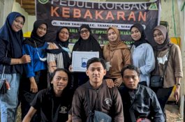 Hipma Gowa UNM Berbagi Sarung untuk Pengungsi Kebakaran Kampung Lepping