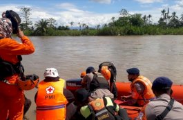 Arus Tiba-Tiba Deras, 2 Penumpang Perahu Terbalik Hilang di Sungai Rongkong