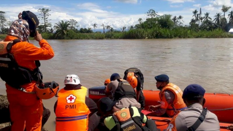 Tim SAR menurunkan personel untuk mencari dua orang penumpang perahu di Sungai Rongkong, Kabupaten Luwu Utara, Sulawesu Selatan (Sulsel).
