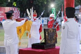 Hujan Gerimis, Plt Gubernur Sulsel Irup Penurunan Bendera Peringatan Kemerdekaan RI