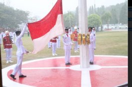 Kibarkan Bendera di Tengah Guyuran Hujan, Bupati Bulukumba Berikan Bonus untuk Paskibraka