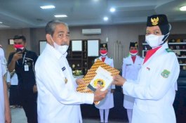 Bupati Dollah Mando Beri Penghargaan 30 Anggota Paskibraka, Tawarkan Kuliah di Sidrap