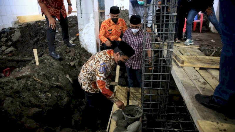 Wali Kota Makassar Moh. Ramdhan "Danny"Pomanto melakukan peletakan batu pertama pembangunan Masjid Babu Taubah Jalan Indah Raya Kelurahan Pannampu Capoa. Kamis  (19/8/2021).