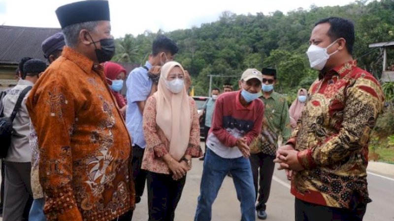 Plt Gubernur Sulsel, Andi Sudirman Sulaiman (kanan), saat berbincang dengan warga di Kabupaten Barru, Kamis (19/8/2021).