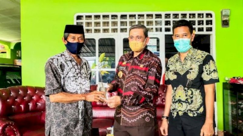 Didampingi Kadis DLHD Wajo, Bupati Tanam Pohon Produktif di Desa Mallusesalo