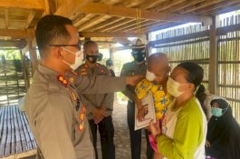 Kapolres Takalar Santuni Bocah Pengidap Kanker Mata Melalui Program Jumat Berkah