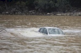 Mobil Tercebur ke Sungai, Pemiliknya Bilang ke Polisi Dia Ingin Mengisi Air pada Radiatornya