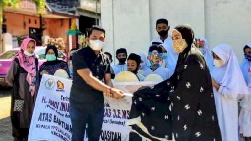 Bantuan diserahkan langsung oleh Ketua Roemah Djoeang AIA, Sultan Tajang. Penyerahan dilakukan di TPQ Lailatul Qadri Kelurahan Maddukkelleng, Kecamatan Tempe, Minggu (22/8/2021).