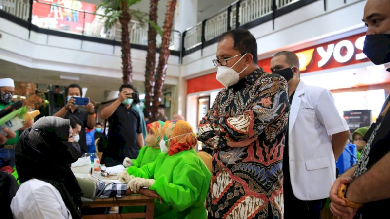 Wali Kota Makassar, Moh Ramdhan Pomanto saat meninjau vaksinasi beberapa waktu lalu.(ist) 