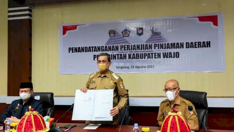 Bupati Wajo, Amran Mahmud (tengah), usai penandatanganan perjanjian pinjaman PEN daerah senilai Rp89 miliar yang dilakukan secara virtual, Senin (23/8/2021).