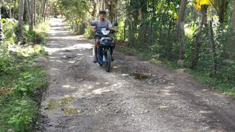 Kondisi Jalan di Kecamatan Bontomanai, Kabupaten Kepulauan Selayar.