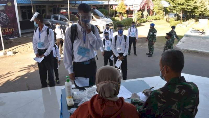 Antrean calon prajurit TNI AL untuk menjalani swab antigen, Senin (23/8/2021). (Foto: Pen Lantamal VI)