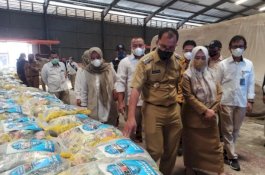 Sebelum Beras Bansos Dibagikan, Danny Pomanto Periksa Kualitas hingga Timbangannya di Gudang Bulog