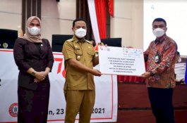 Bersumber dari CSR BUMN-BUMD, Plt Gubernur Sulsel Serahkan Bantuan ke 24 Daerah di Sulsel