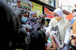 Indira Jusuf Ismail Salurkan Bantuan pada Korban Kebakaran di Kampung Lepping