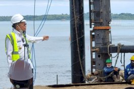 Pemancangan Tiang Masjid Terapung BJ Habibie Dimulai