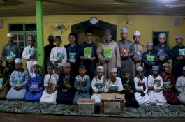 Rijal Jamal Salurkan Bantuan Al-Qur'an dari Yayasan Tali Foundation ke Pulau Kodingareng