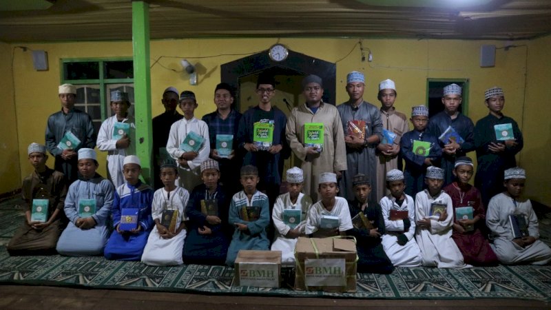 Rijal Jamal Salurkan Bantuan Al-Qur'an dari Yayasan Tali Foundation ke Pulau Kodingareng