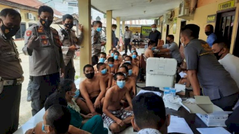 Beda dengan Masyarakat Umum, Vaksinasi Tahanan di Polsek Manggala Setengah Bugil