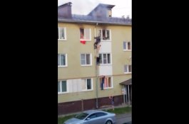 Dramatis, Penyelamatan Dua Bocah dari Kebakaran di Lantai 3 Gedung dengan Tangan Kosong