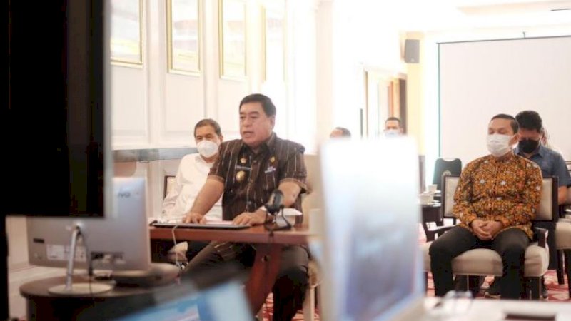 Sekretaris Daerah Provinsi Sulsel, Abdul Hayat Gani, saat rapat virtual di Baruga Lounge Kantor Gubernur Sulsel, Kamis (26/8/2021). Agustus 2021.